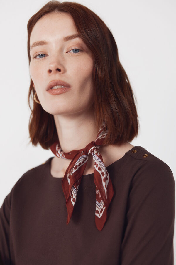 Cortefiel Camiseta b&aacute;sica escote barco Marr&oacute;n oscuro