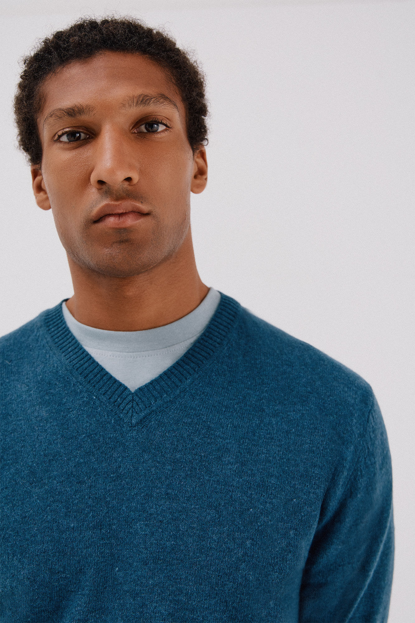 Cortefiel Su&eacute;ter de l&atilde; com bico redonda