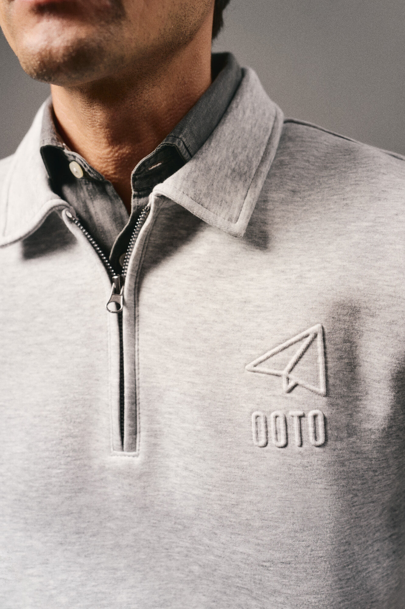 OOTO Sudadera cuello cremallera