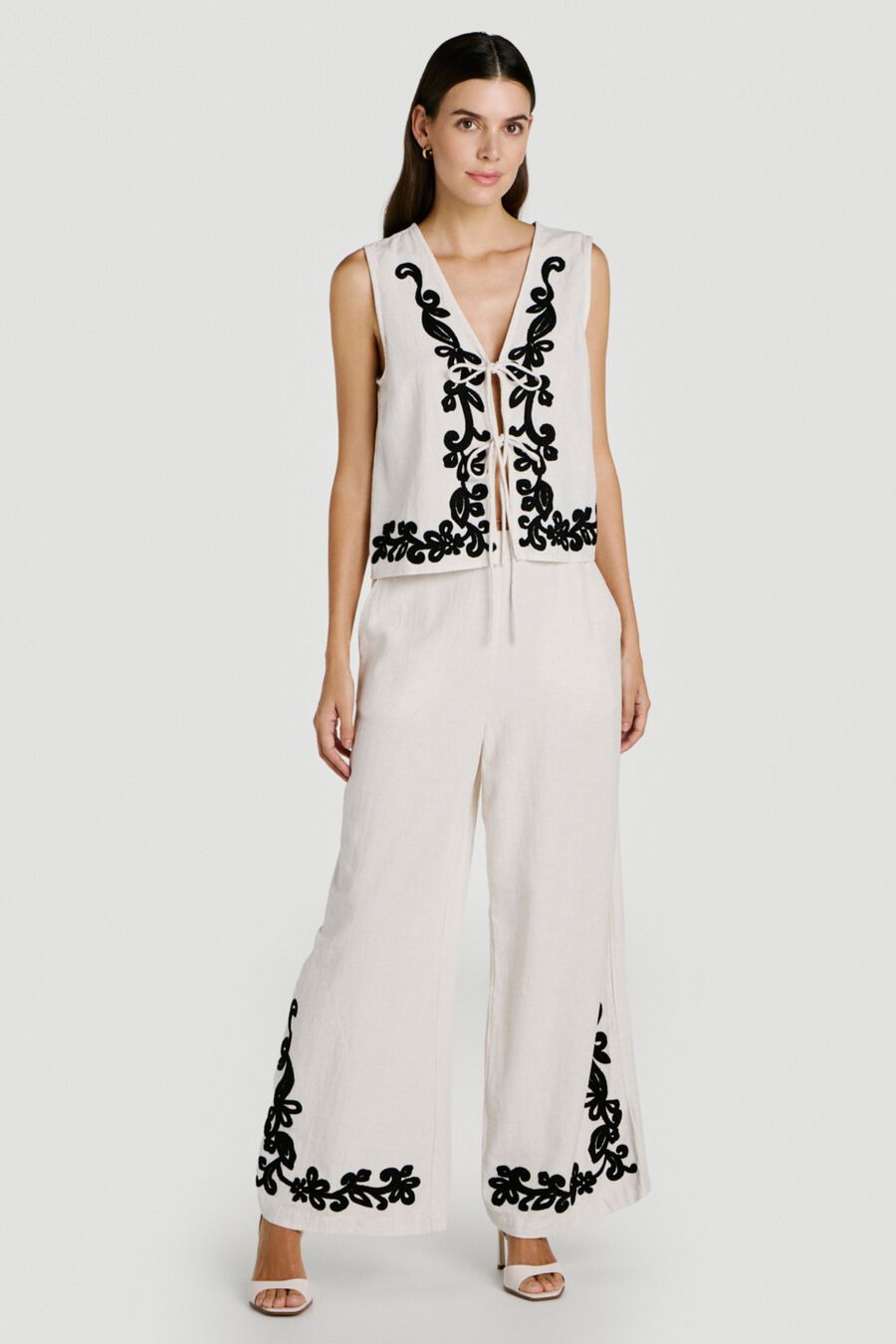 Top con bordados y lazadas