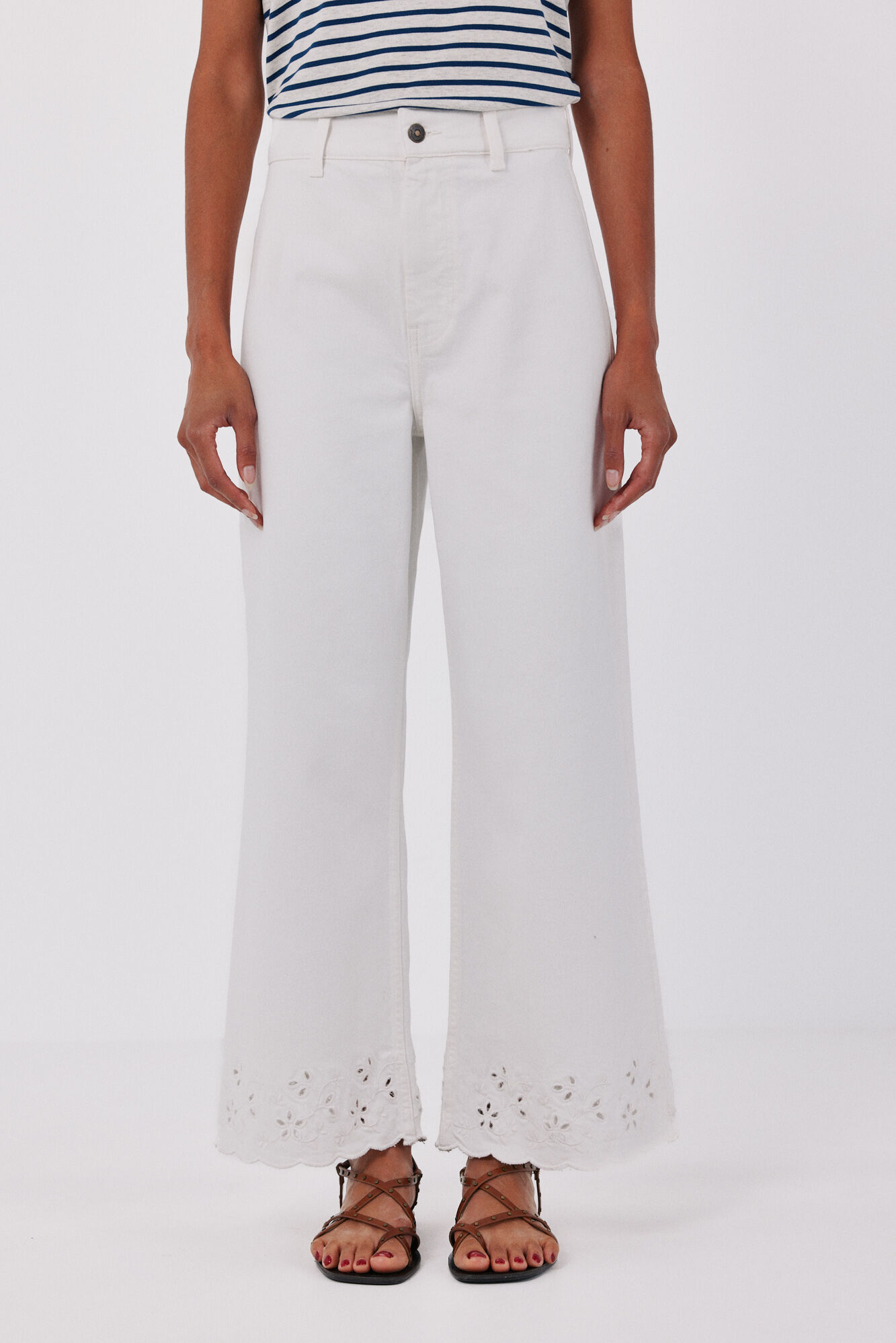 Cortefiel -Embroidered Marine trousers<br>-High rise<br>-Marine Fit<br>-Comfort fabric<br>-Hem embroidered to match<br>-Front zip and button fastening