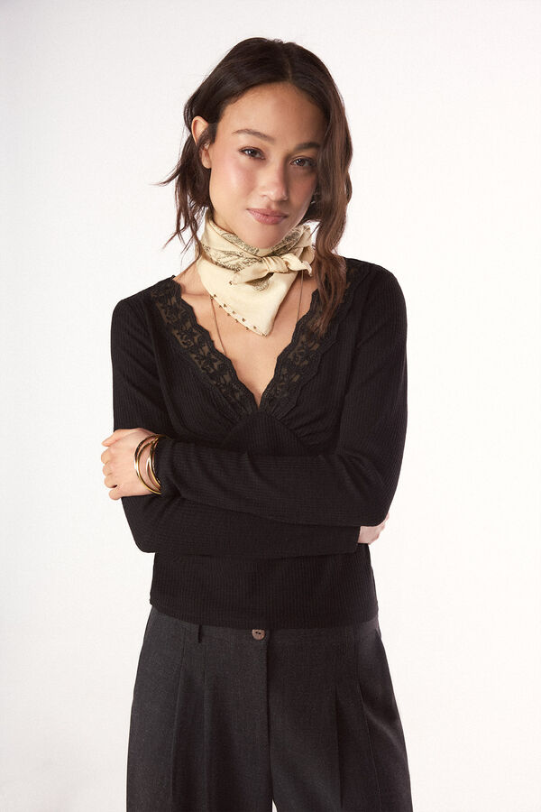 Slowlove Top com estrutura e detalhes de renda Preto