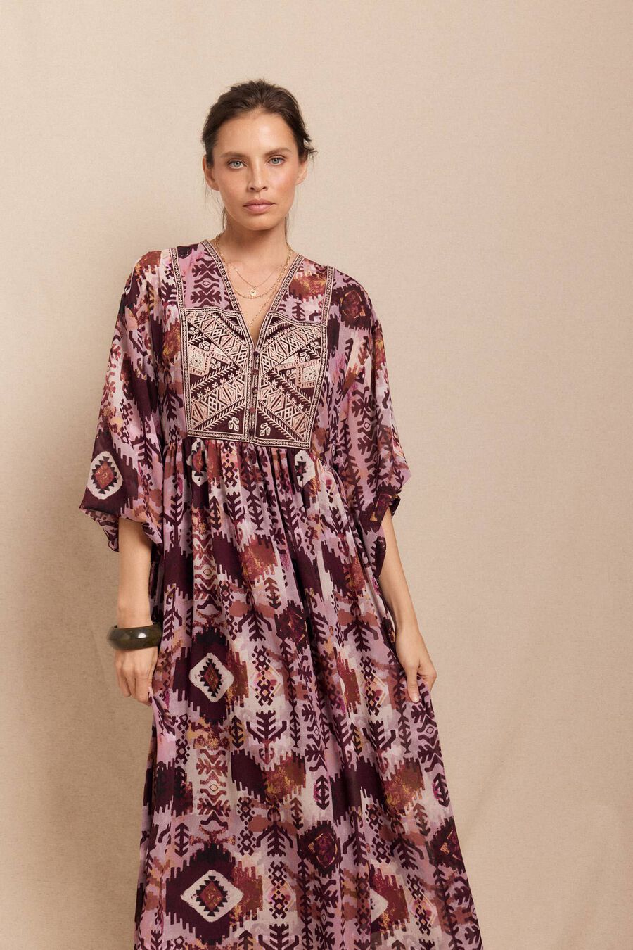 Vestido fluido estampado bordado