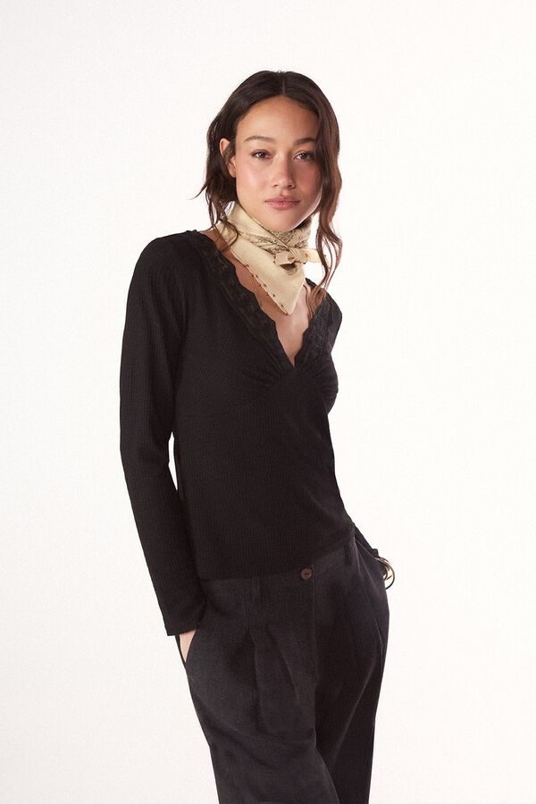 Slowlove Top com estrutura e detalhes de renda Preto
