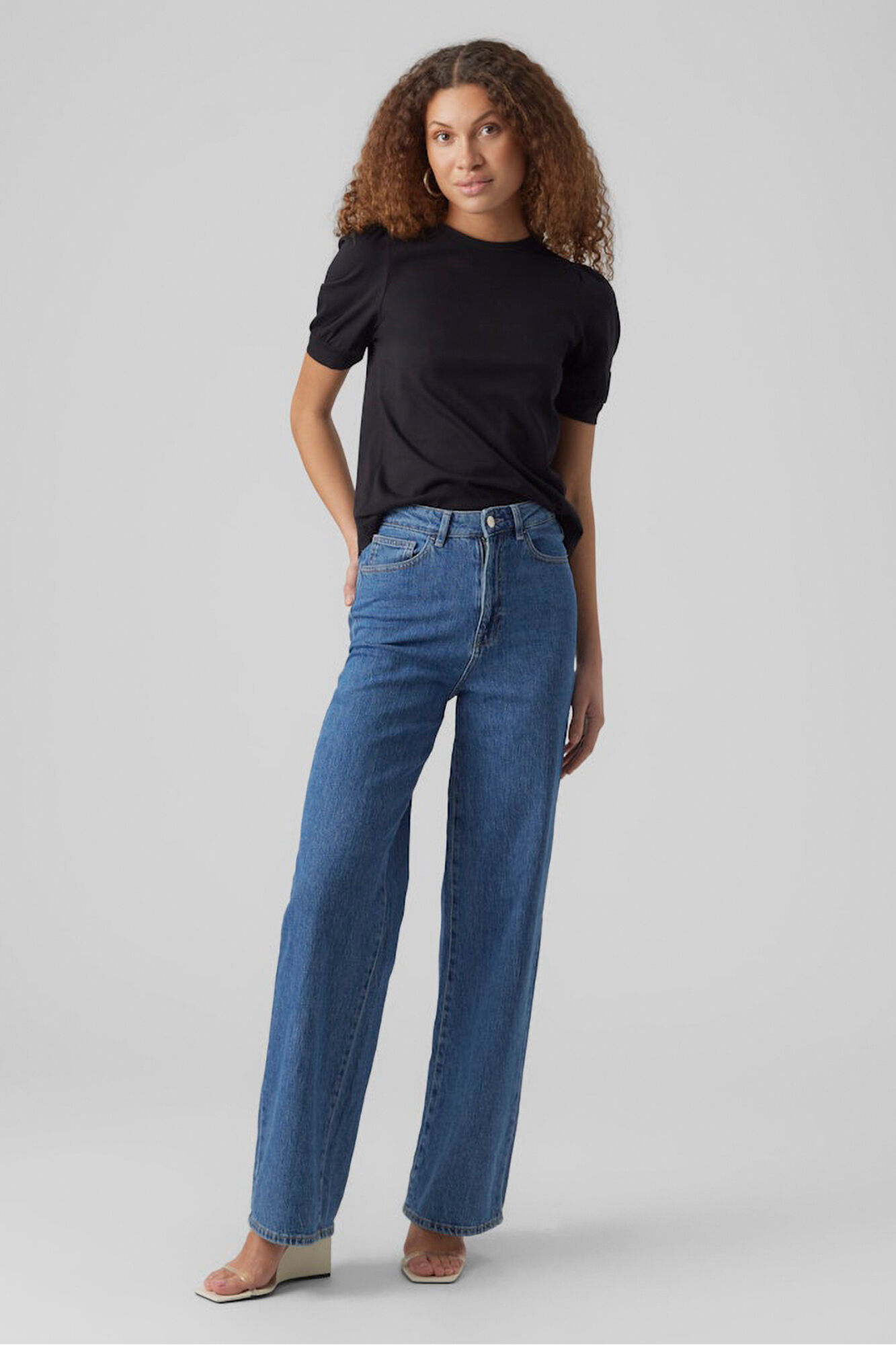 Vero Moda Camiseta de mujer con empu&ntilde;adura ce&ntilde;ida de manga corta