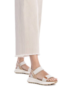 XTI Sand&aacute;lia de pala dupla com fecho adesivo