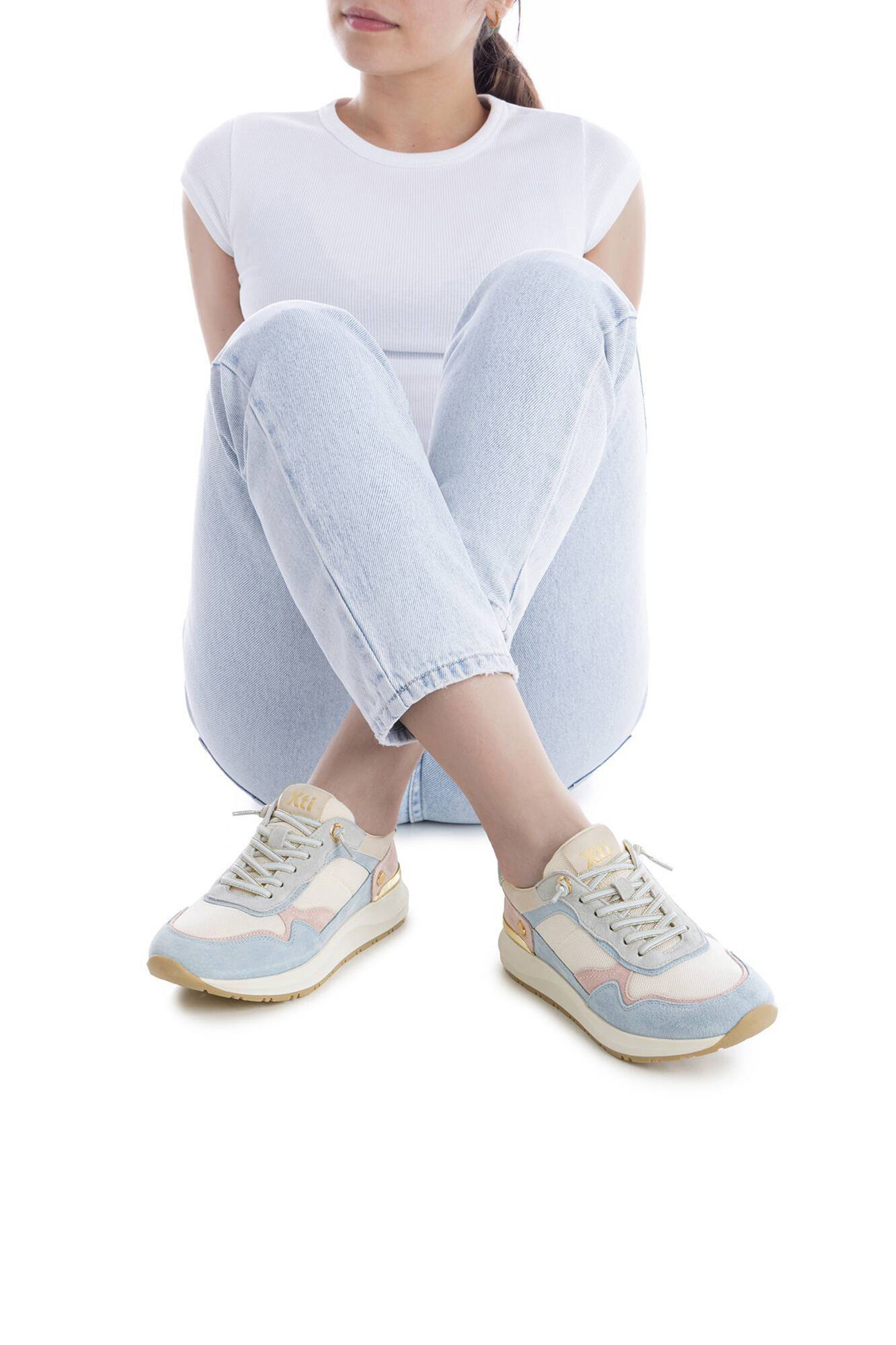 XTI Zapatilla cordones detalle metalizado