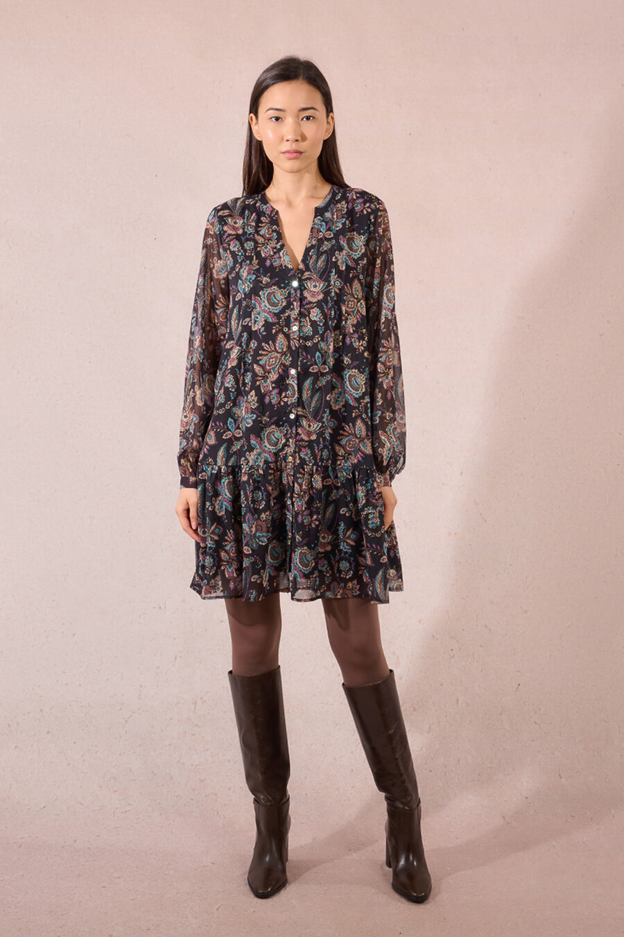 Vestido corto de manga larga con estampado