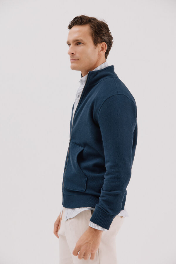 Cortefiel <br>-Regular fit<br>-Structured fleece fabric<br>-Front zip fastening and kangaroo pockets<br>-By buying our cotton products, you're supporting our investment in the Better Cotton Initiative. This product is sourced via a system of mass balance and therefo Azul