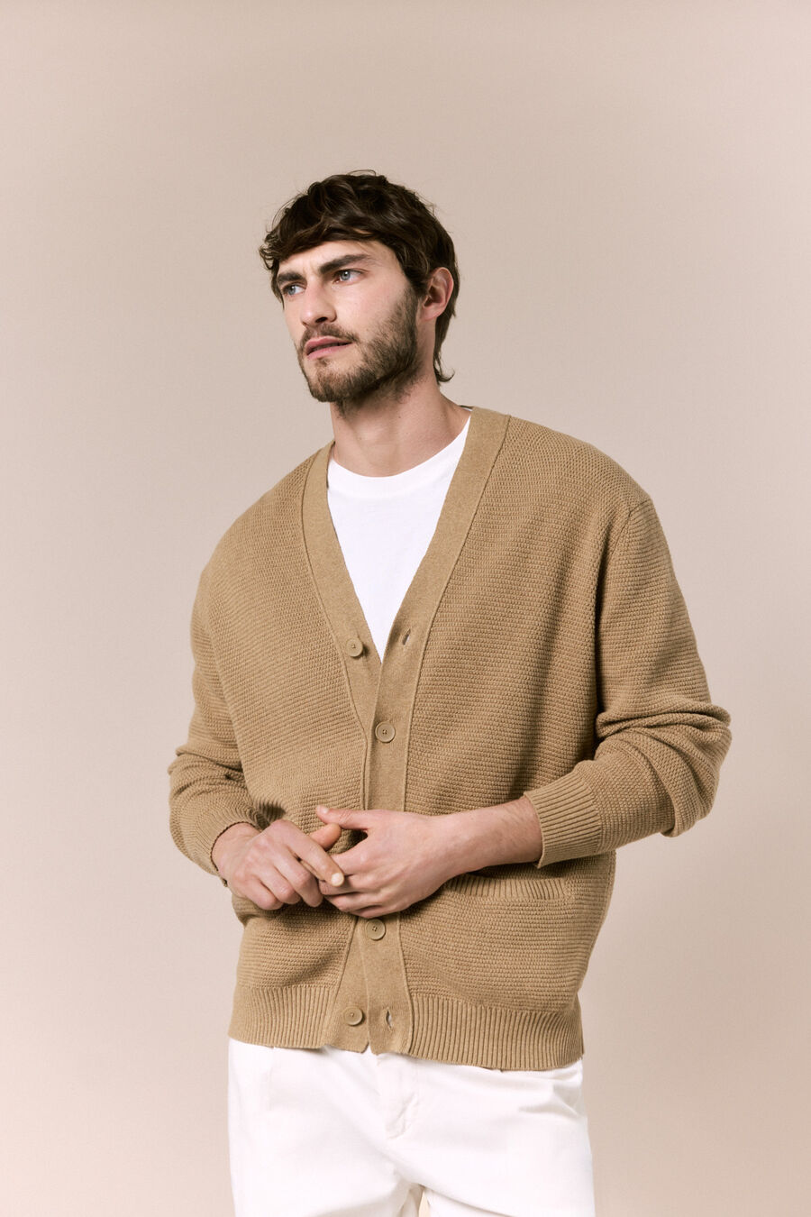 Cárdigan estructura pico con botones