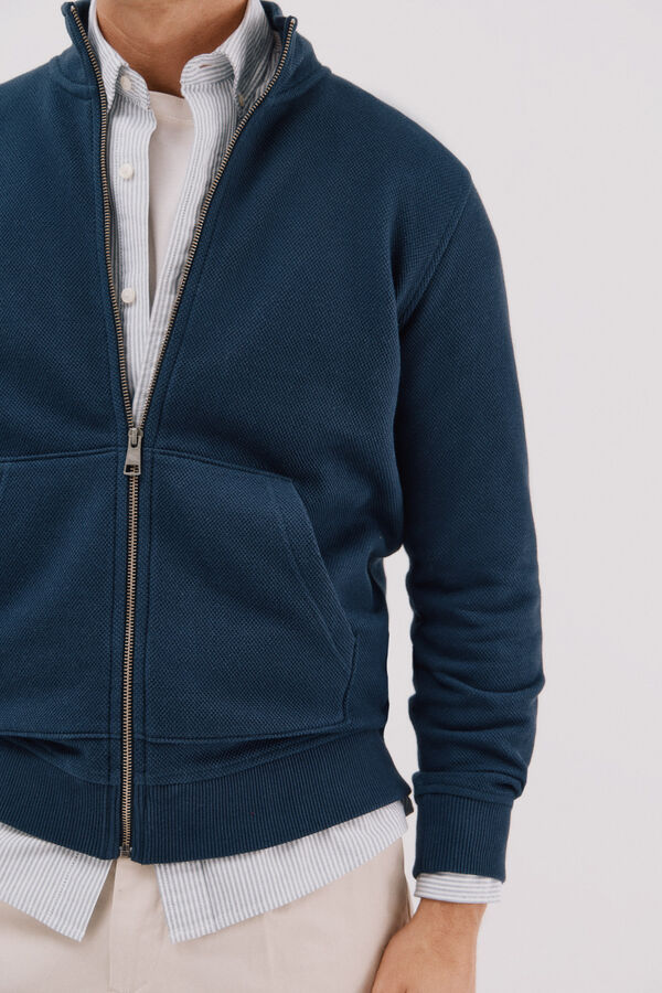 Cortefiel <br>-Regular fit<br>-Structured fleece fabric<br>-Front zip fastening and kangaroo pockets<br>-By buying our cotton products, you're supporting our investment in the Better Cotton Initiative. This product is sourced via a system of mass balance and therefo Azul