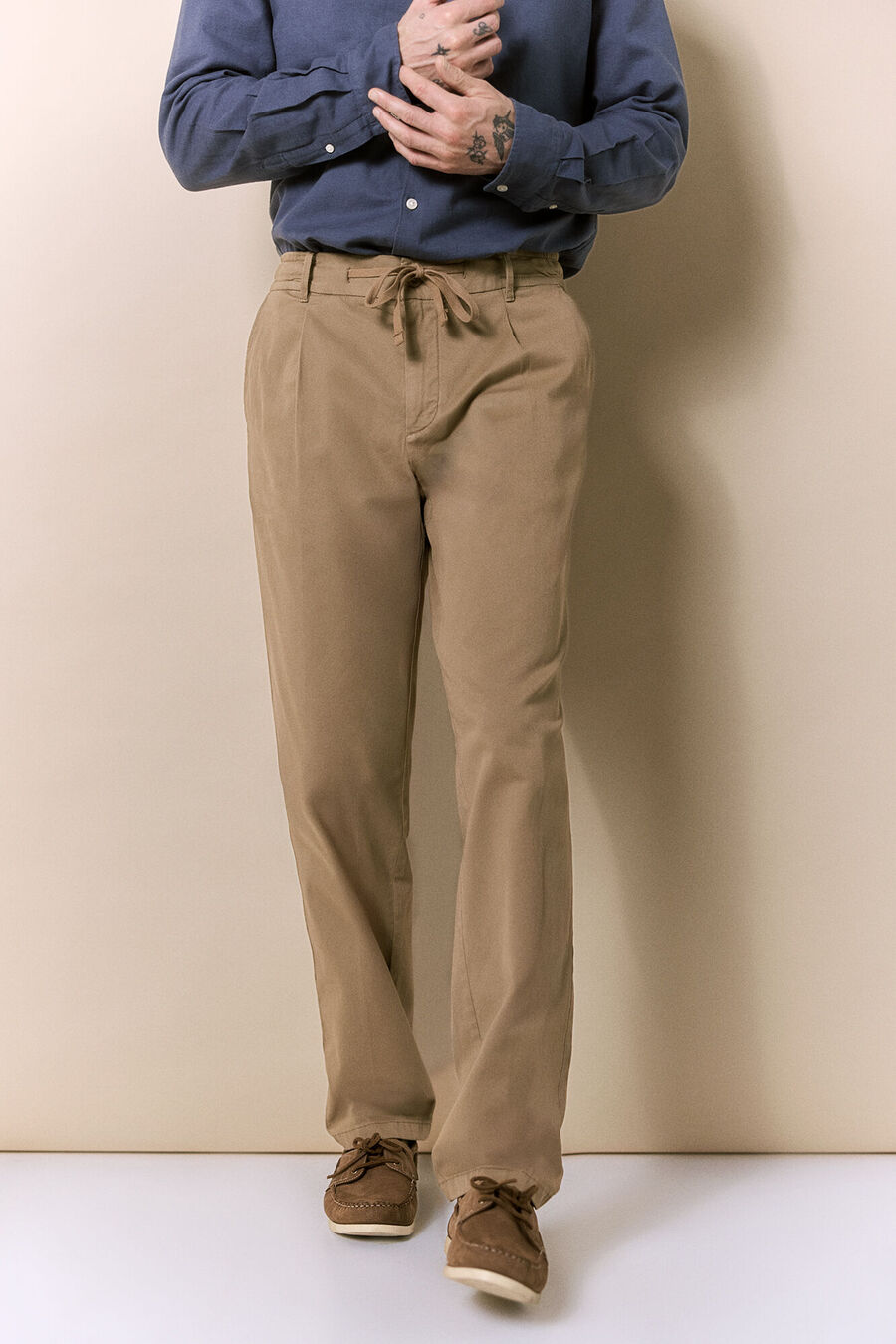 Pantalón con pinzas y cordones