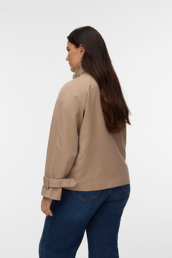 Vero Moda Curve Gabardina corta con cuello chimenea Marr&oacute;n
