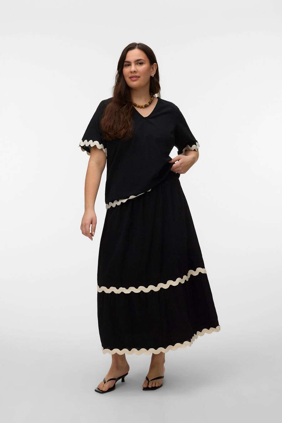 Falda midi detalles bordados talla grande