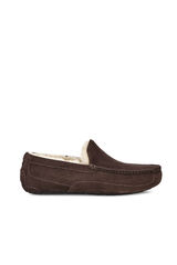 Ugg Slipper cerrada suede Ascot. Marca UGG Marr&oacute;n oscuro