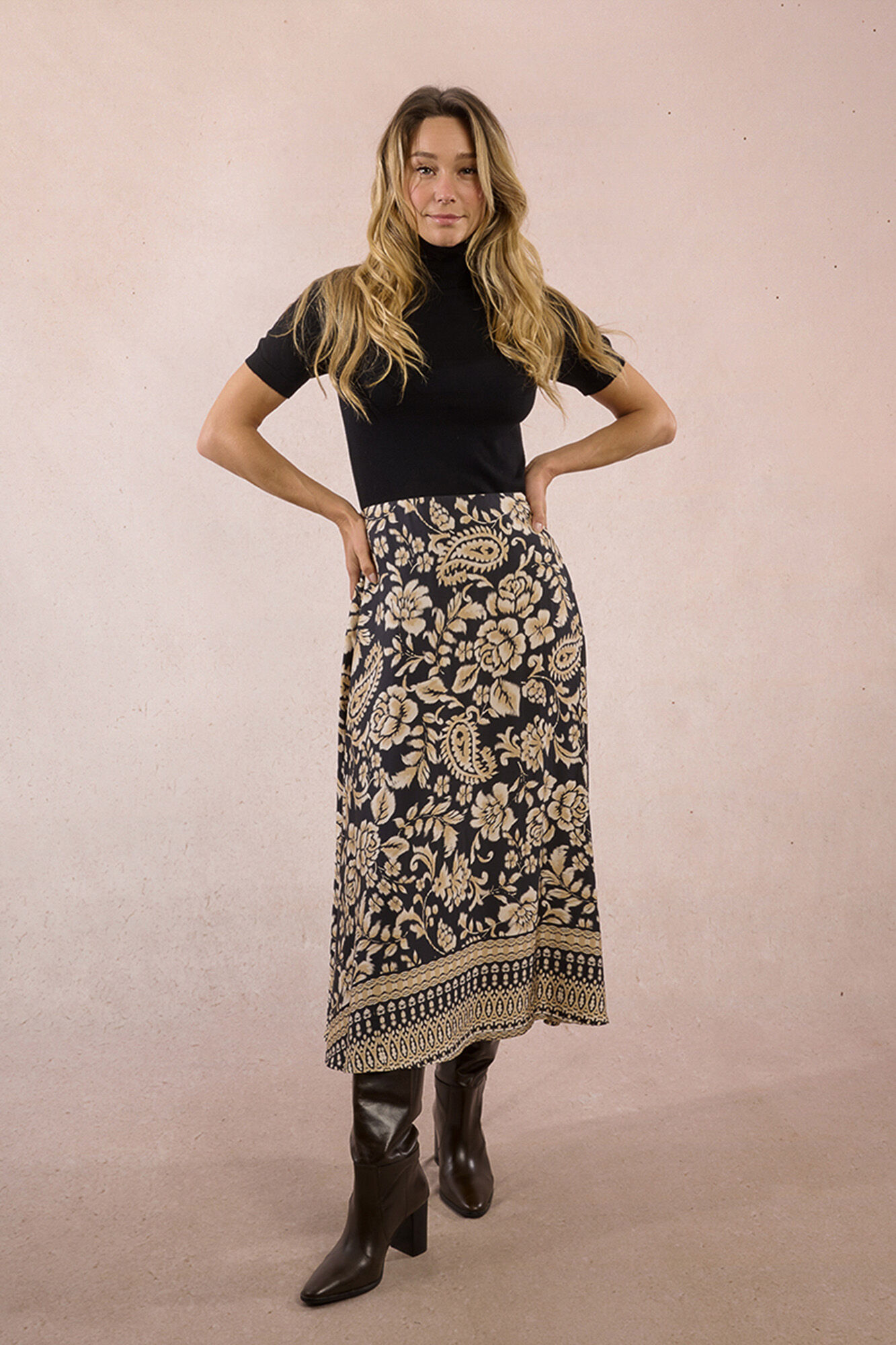 Molly Bracken Falda larga satinada con estampado