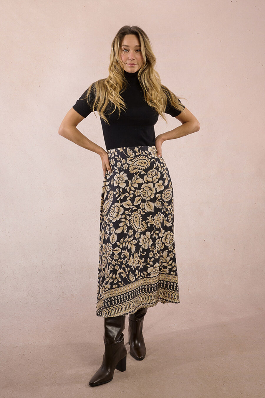 Falda larga satinada con estampado