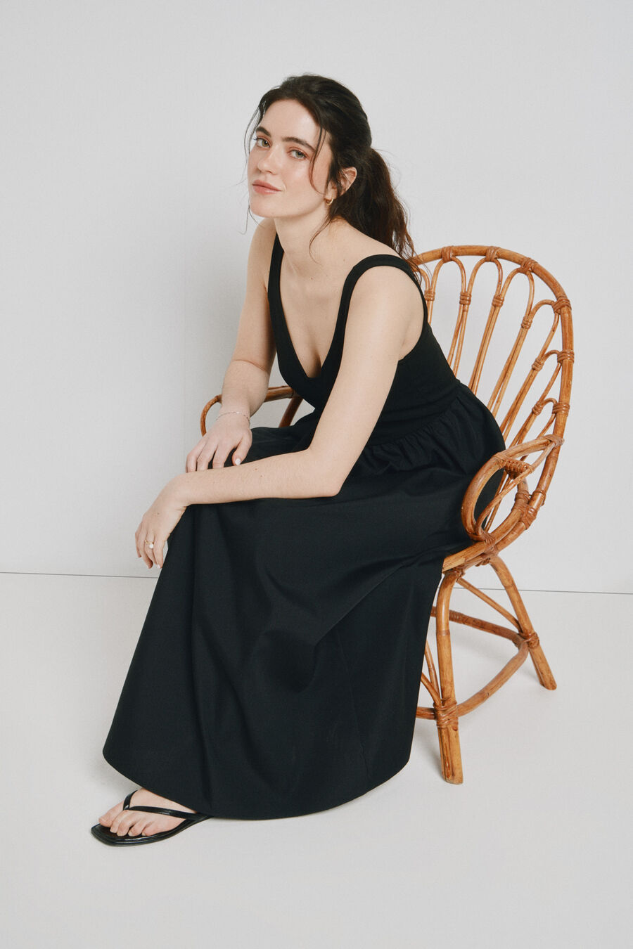 Vestido largo con cuello pico y sin mangas