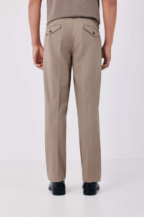 Cortefiel Chino pinzas confort regular Marr&oacute;n