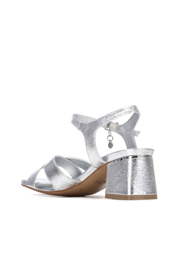 XTI Sandalia metalizada cruzada vestir tac&oacute;n Gris