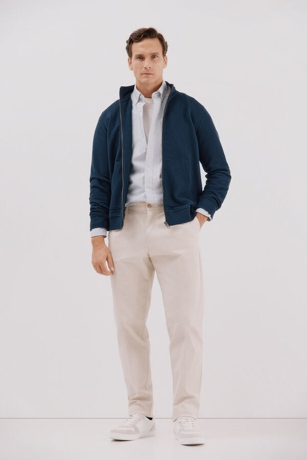 Cortefiel <br>-Regular fit<br>-Structured fleece fabric<br>-Front zip fastening and kangaroo pockets<br>-By buying our cotton products, you're supporting our investment in the Better Cotton Initiative. This product is sourced via a system of mass balance and therefo Azul