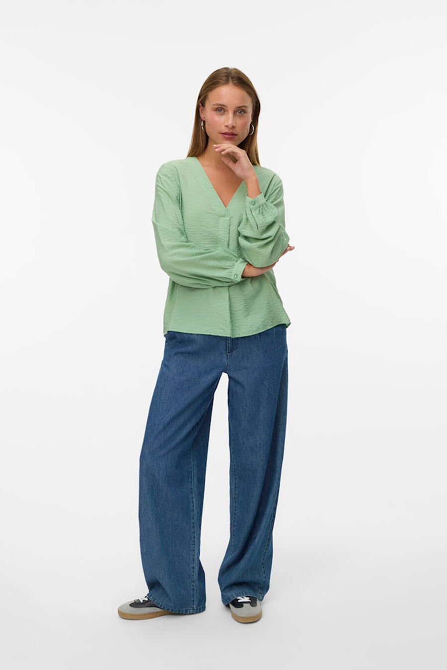 Camisa de manga larga y cuello pico