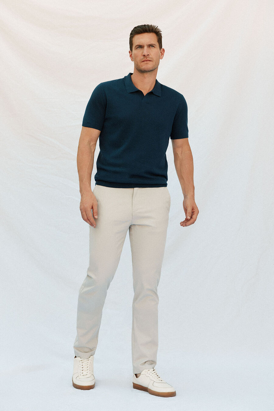 Pantalón chino ligero regular fit