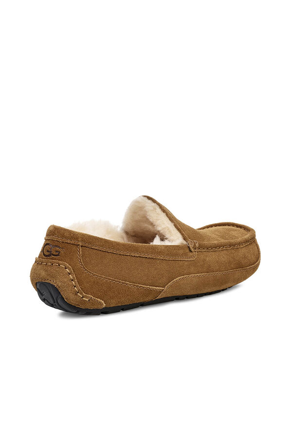 Ugg Slipper cerrada suede Ascot. Marca UGG Marr&oacute;n