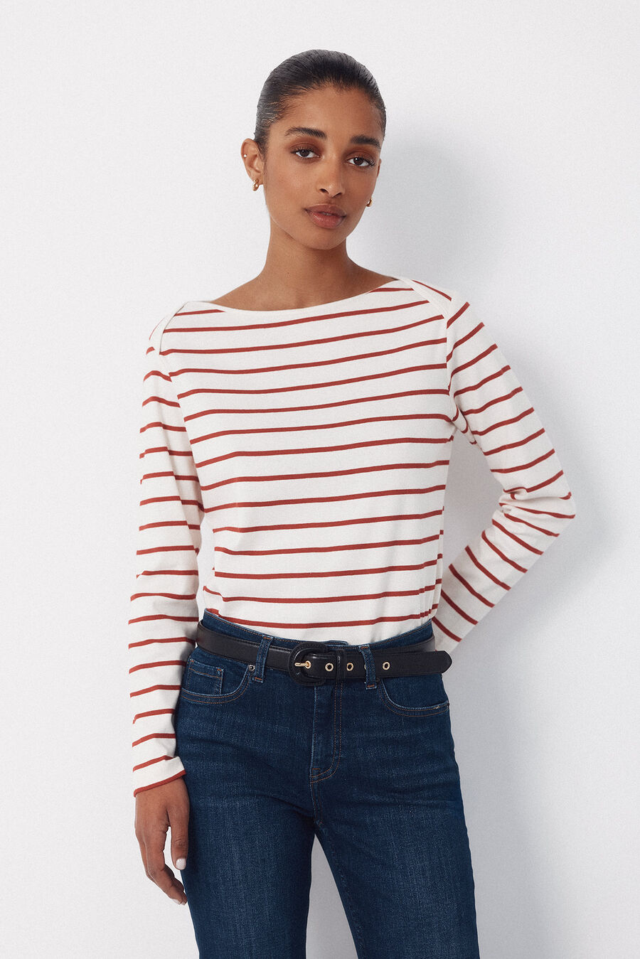 Camiseta cuello barco contraste