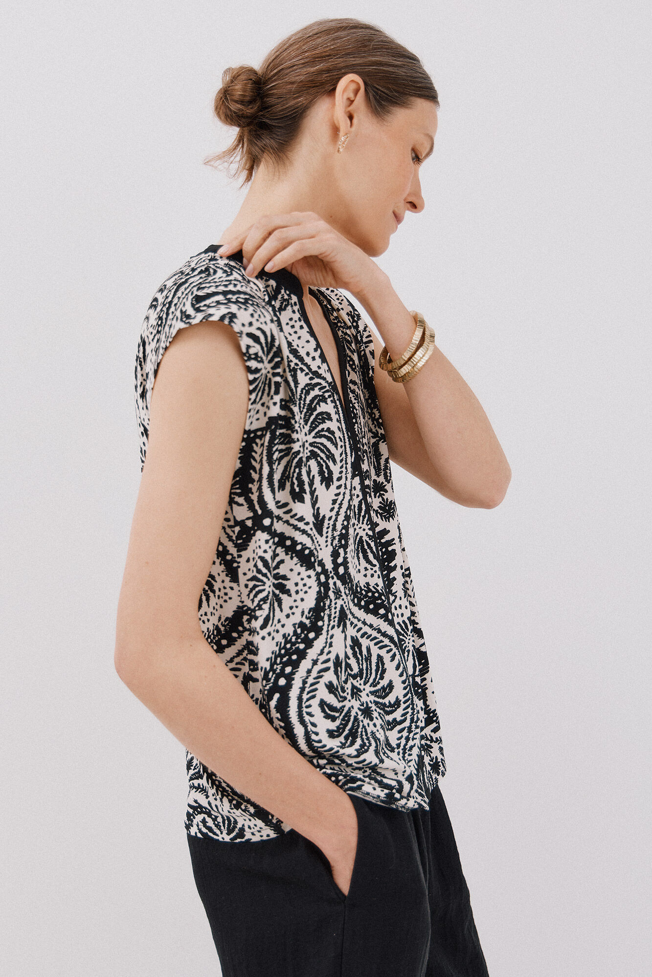 Cortefiel Camiseta b&aacute;sica sem gola mao