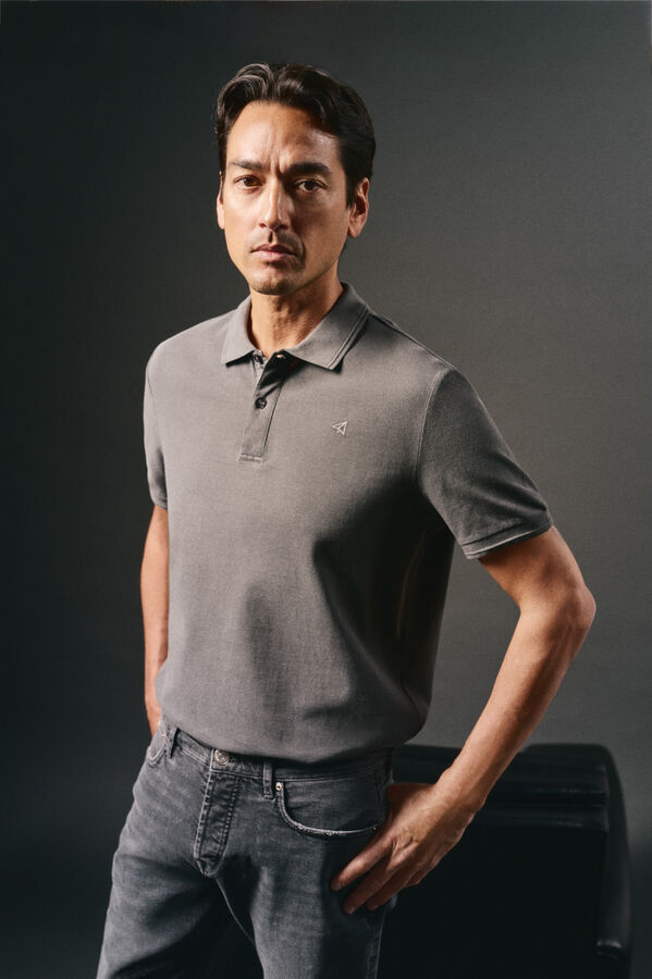 OOTO Polo piqu&eacute; lavado bordado avi&oacute;n Gris