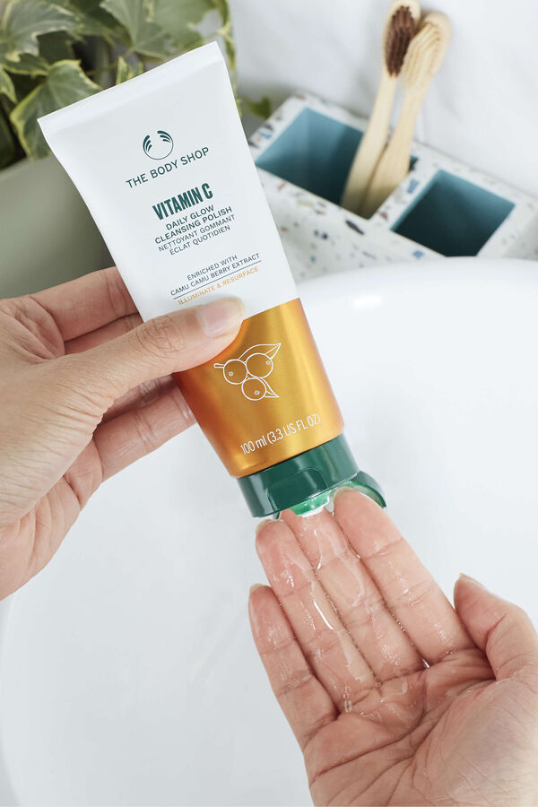 The Body Shop Vitamin C Exfoliating Cleanser 100ml Multicolour