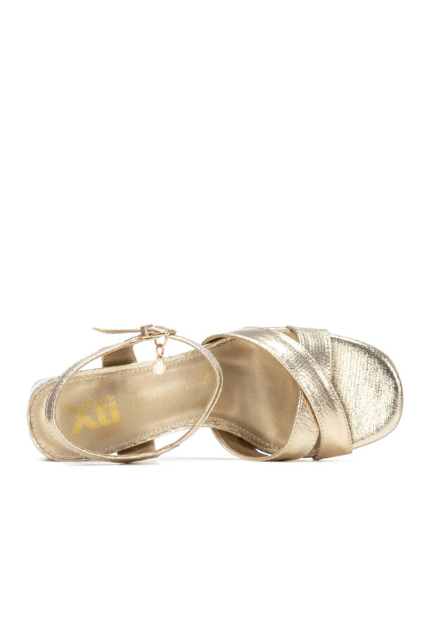 XTI Sandalia metalizada cruzada vestir tac&oacute;n Dorado