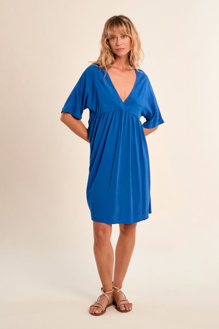 Vestido de manga corta detalle lazada