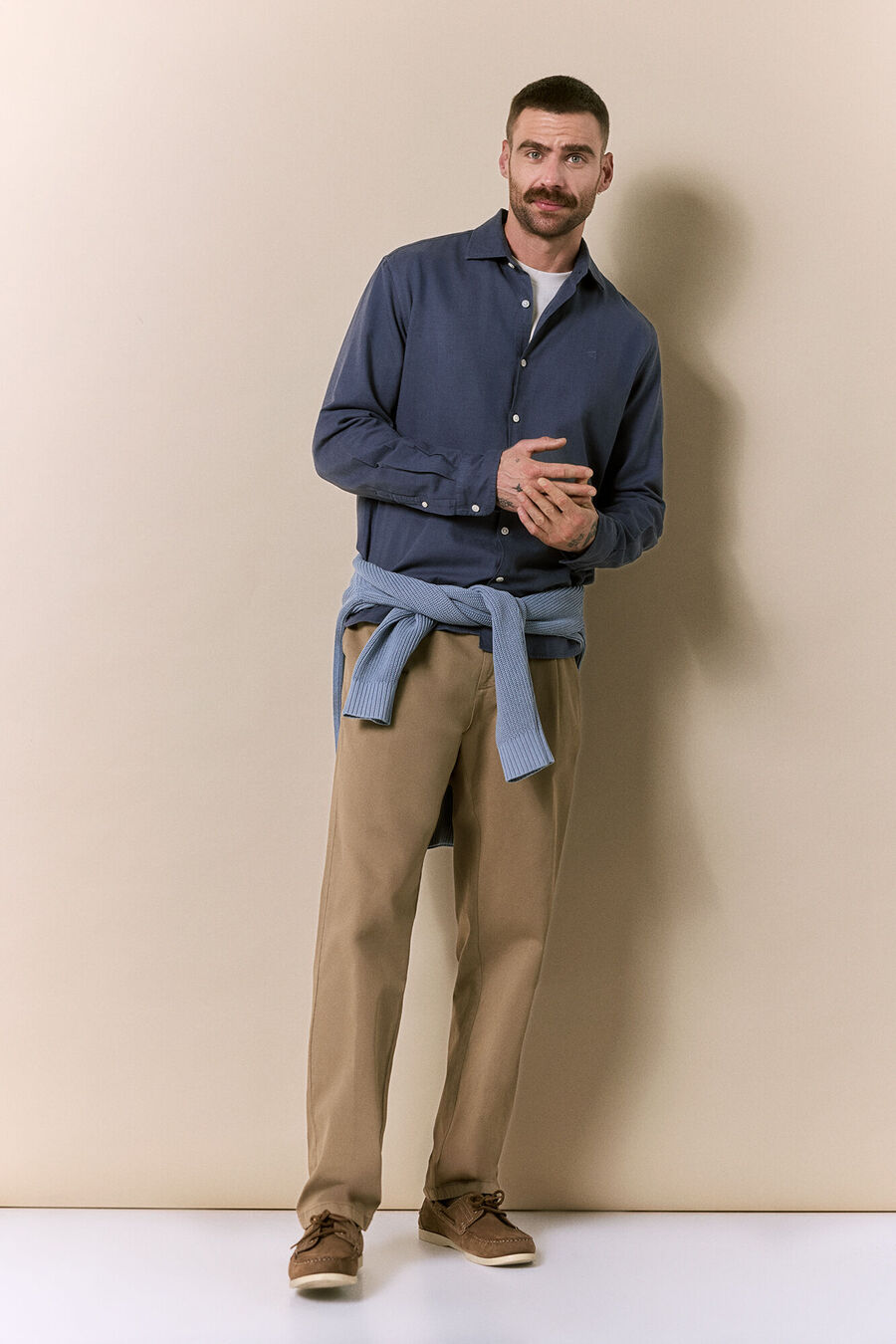 Pantalón con pinzas y cordones