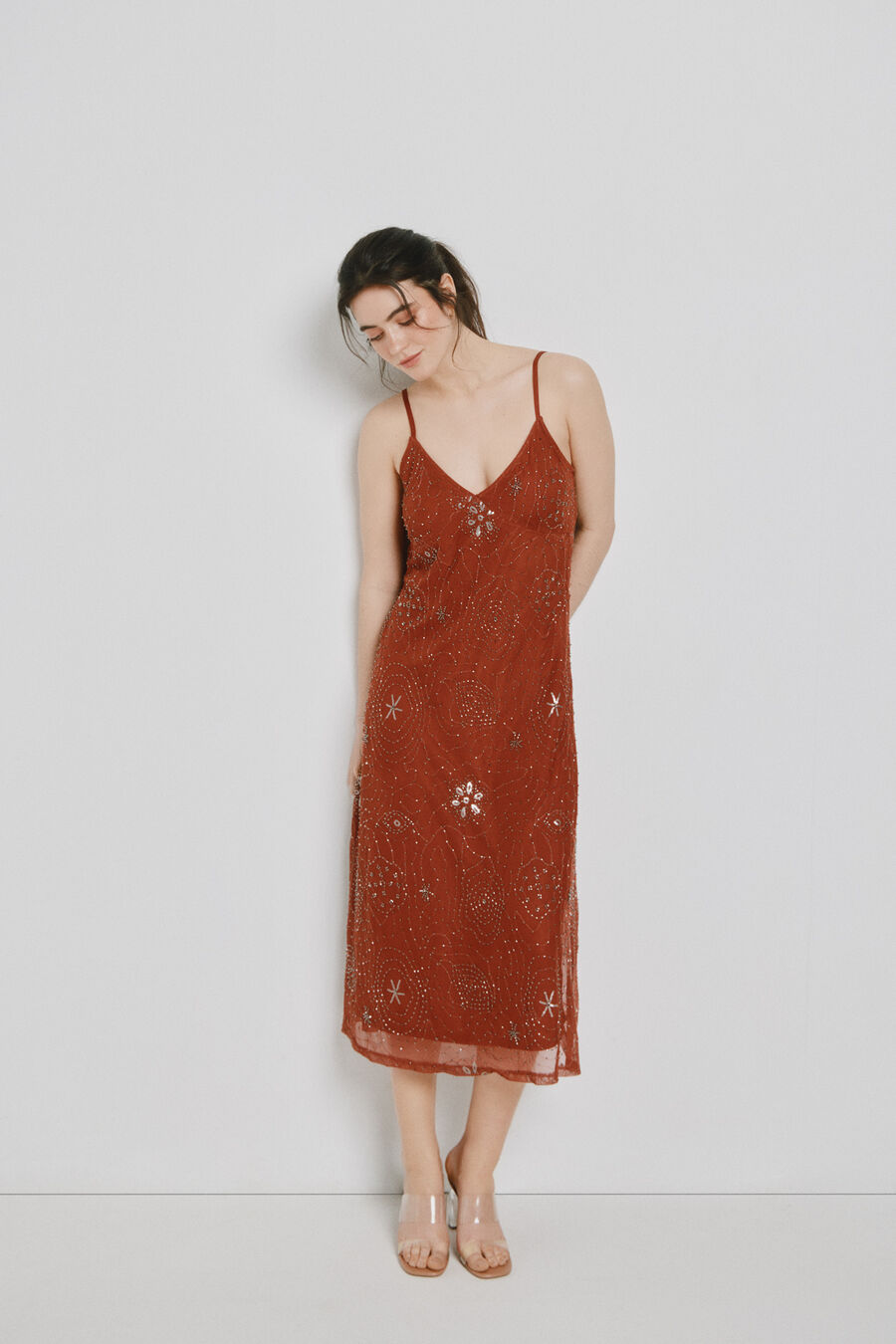 Vestido largo con diseño en relieve