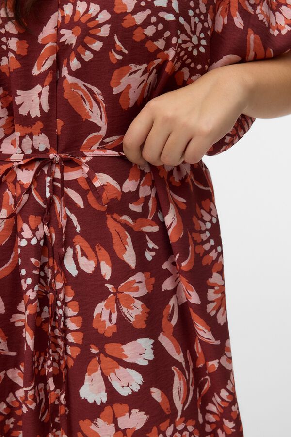 Vero Moda Curve Vestido corto escote pico talla grande Marr&oacute;n