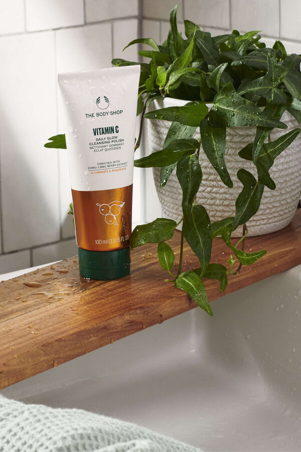 The Body Shop Vitamin C Exfoliating Cleanser 100ml Multicolour