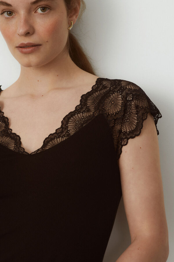 Vila Camiseta canal&eacute; con encaje Negro