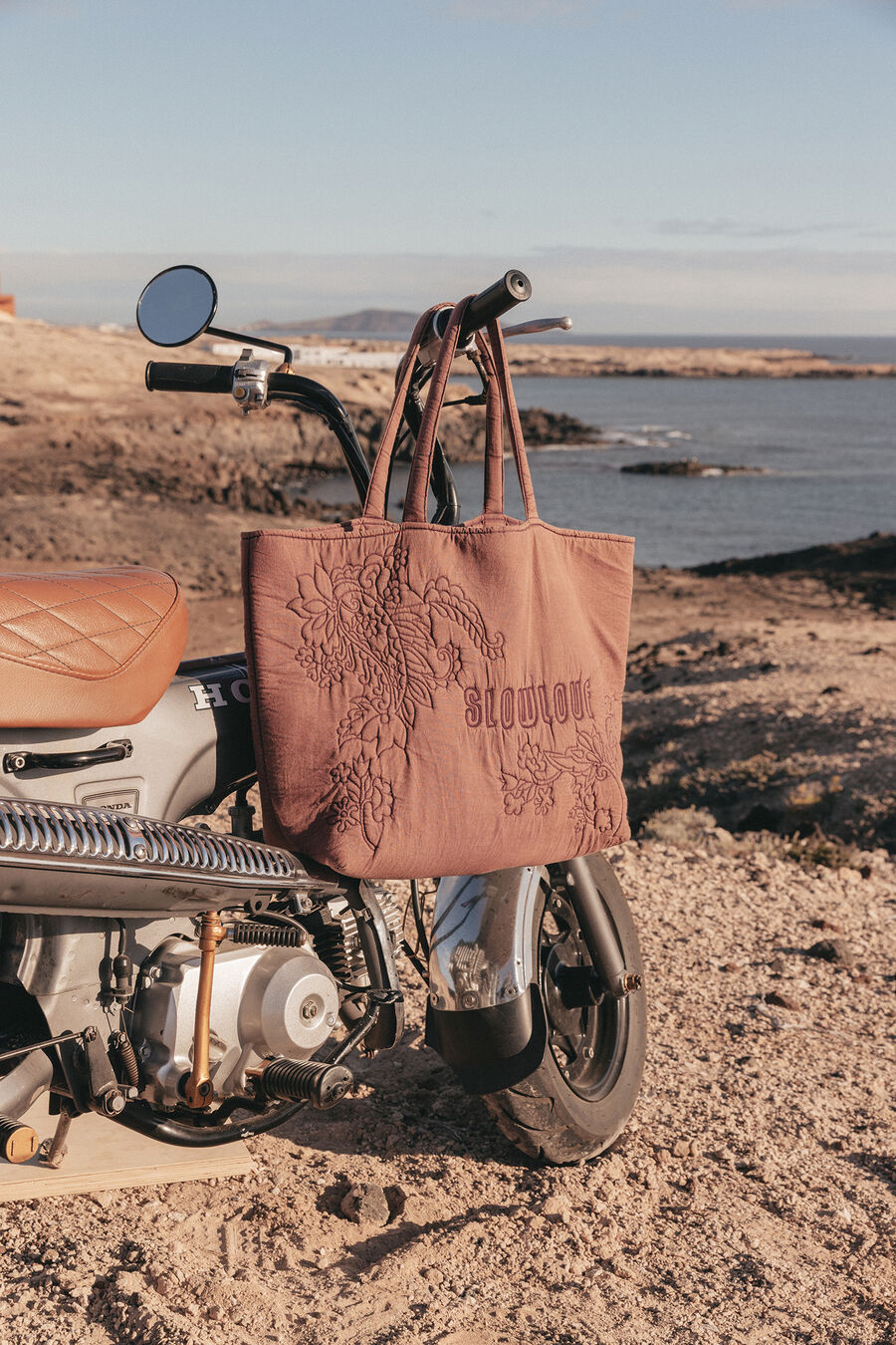 EMBROIDERY WASHED SHOPPER