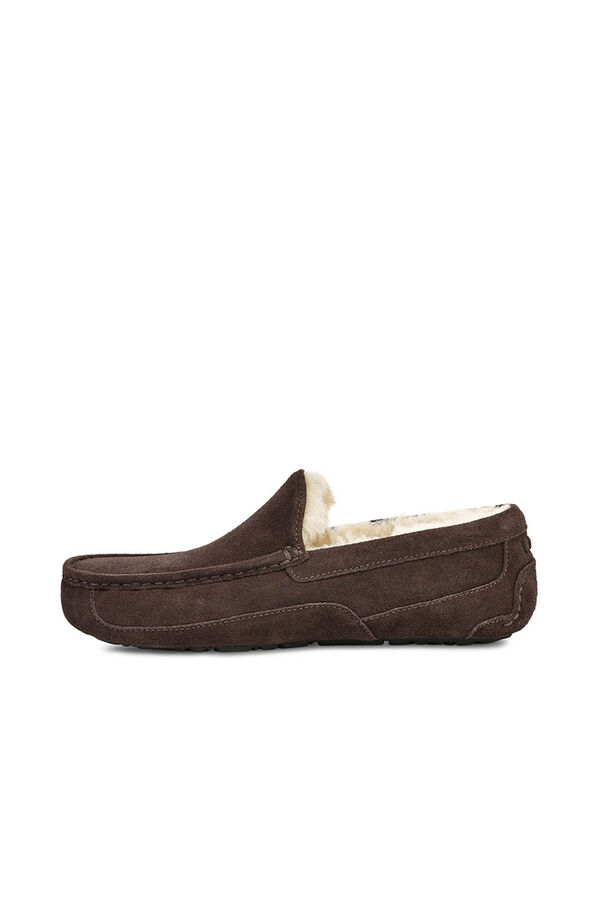 Ugg Slipper cerrada suede Ascot. Marca UGG Marr&oacute;n oscuro