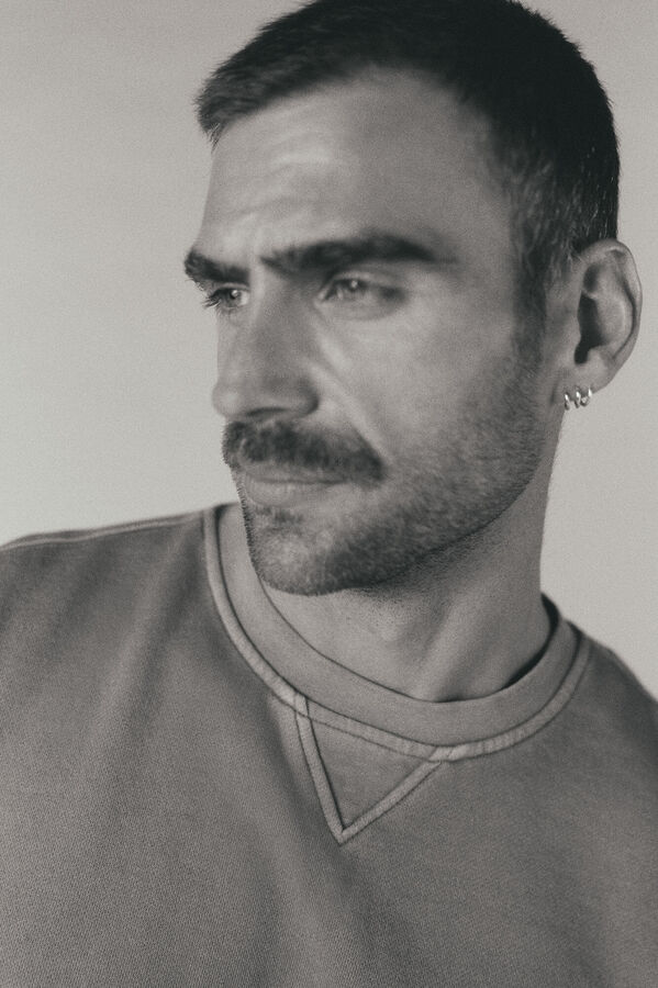 OOTO Sudadera b&aacute;sica lavada cuello redondo Camel