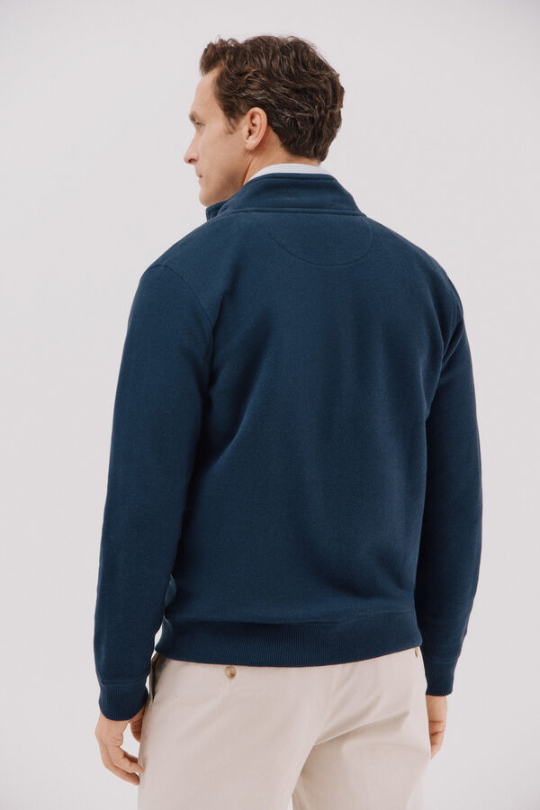 Cortefiel <br>-Regular fit<br>-Structured fleece fabric<br>-Front zip fastening and kangaroo pockets<br>-By buying our cotton products, you're supporting our investment in the Better Cotton Initiative. This product is sourced via a system of mass balance and therefo Azul