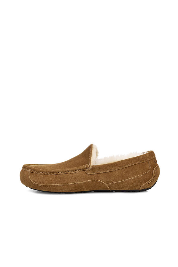Ugg Slipper cerrada suede Ascot. Marca UGG Marr&oacute;n