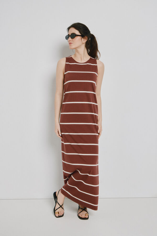 Vero Moda Vestido midi escote redondo Marr&oacute;n