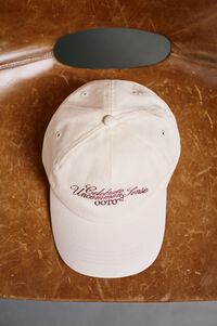 OOTO Bon&eacute; com viseira de t&ecirc;xtil