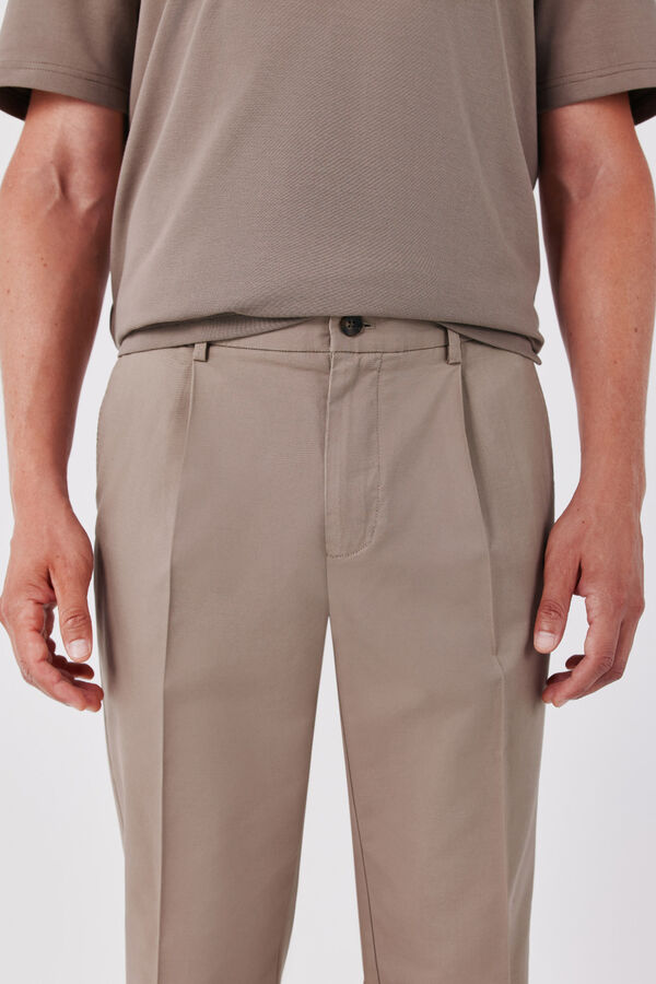 Cortefiel Chino pinzas confort regular Marr&oacute;n