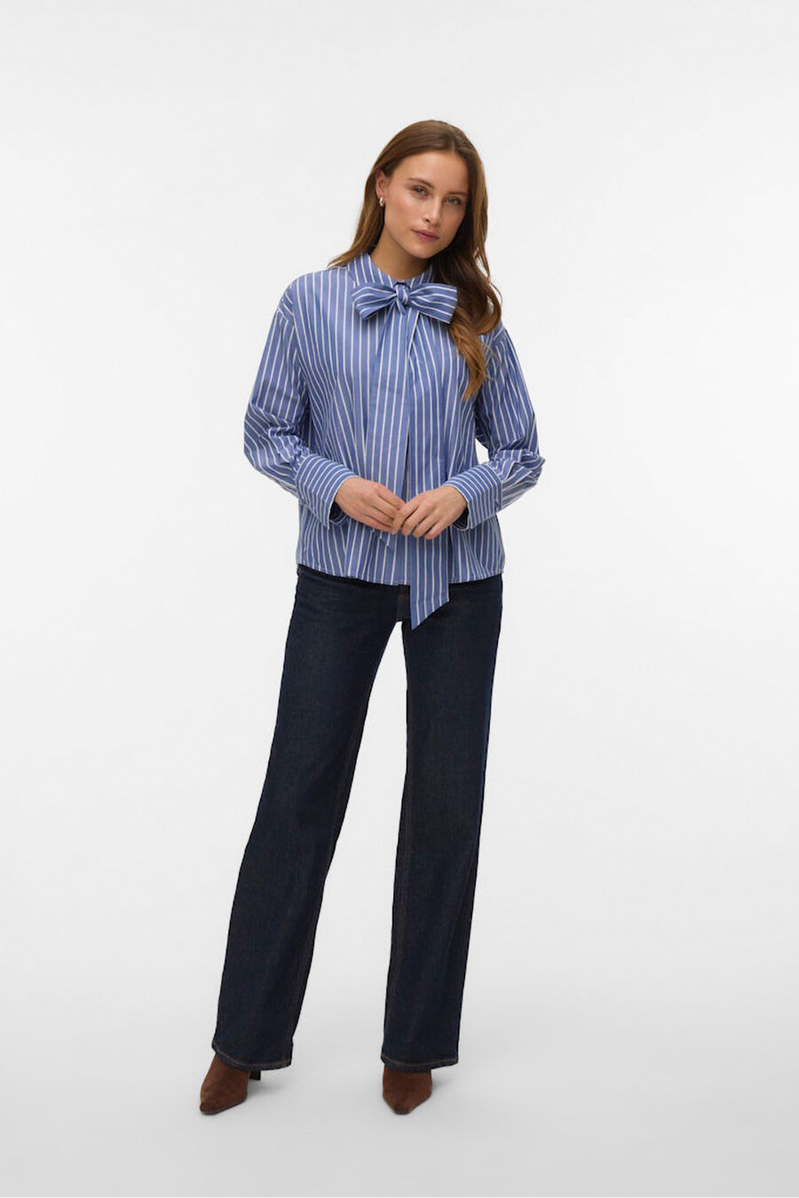 Camisa detalle lazada en el cuello