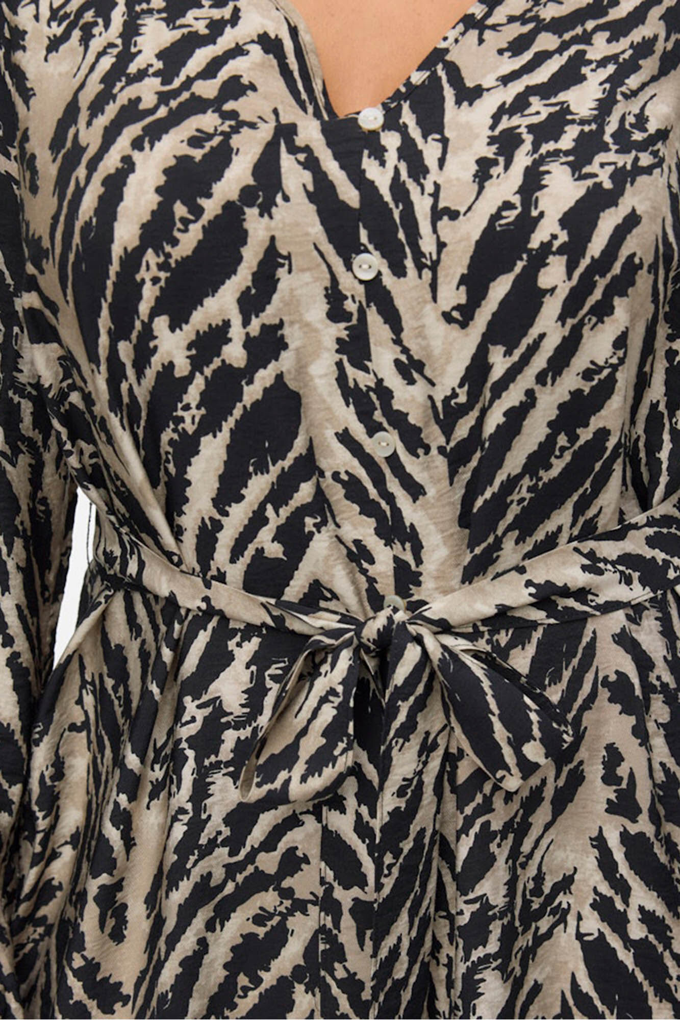 Vero Moda Curve Vestido curto com decote em bico e gola manga comprida