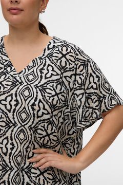 Vero Moda Curve Top de manga corta y cuello pico talla grande